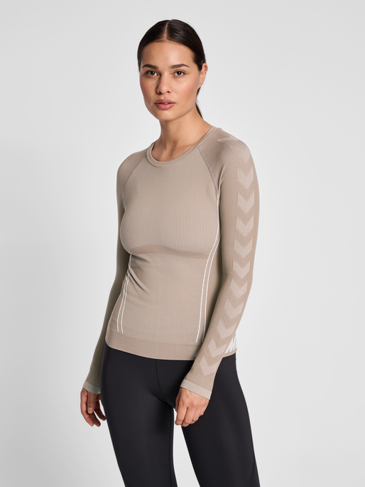 hmlTE CHRISTEL SEAMLESS T-SHIRT L/S, CHATEAU GRAY/DRIFTWOOD MELANGE, model