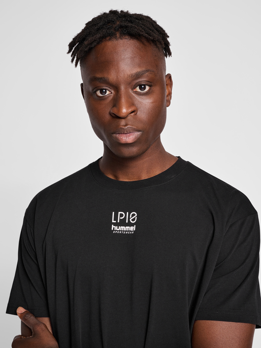 hmlLP10 BOXY T-SHIRT, BLACK, model