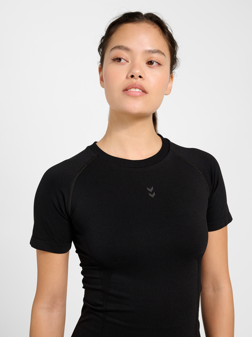 hmlFLOW T-SHIRT S/S, BLACK, model