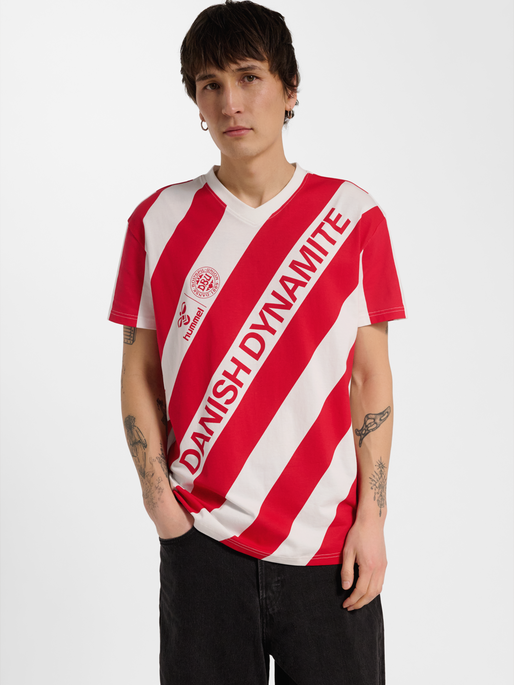 DBU 26 FAN DYNAMITE TEE SS, WHITE/TANGO RED, model