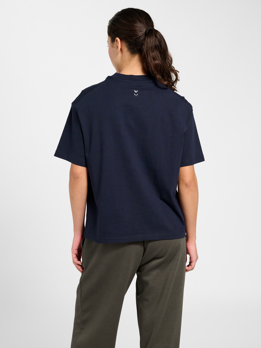 hmlKEEPER LOGO W T-SHIRT S/S, NIGHT SKY, model