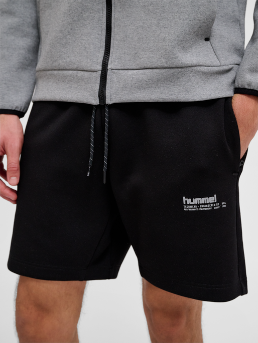 hmlTECH FLEECE SHORTS, BLACK, model