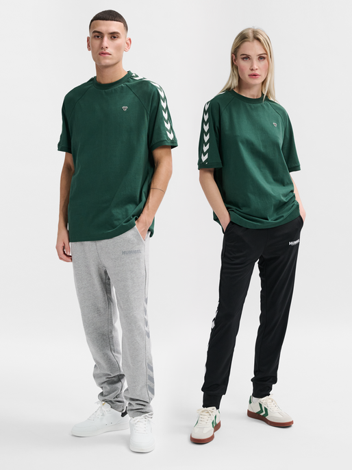 hmlARCHIVE LOOSE T-SHIRT S/S, DARK GREEN, model