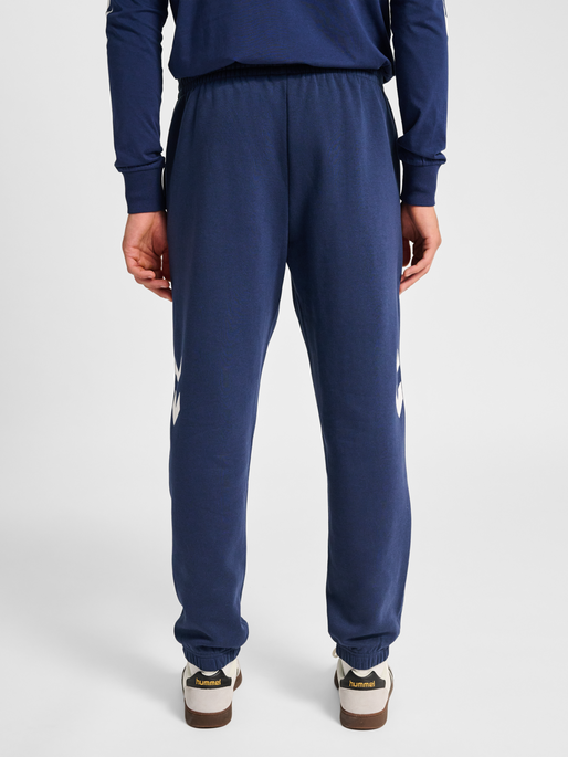 hmlLEGACY 2.0 SWEATPANTS, DRESS BLUES, model