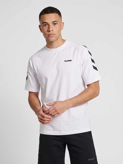 hmlKEEPER CHEVRON T-SHIRT S/S, WHITE, model
