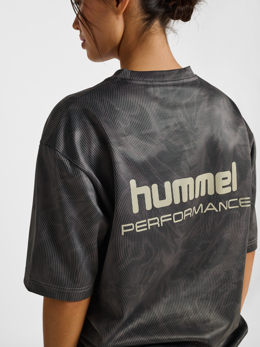 hmlHIIT AOP LOOSE T-SHIRT S/S, SHARK, model