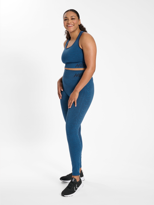 hmlTE CURVE SEAMLESS SPORTS BRA, INSIGNIA BLUE MELANGE, model