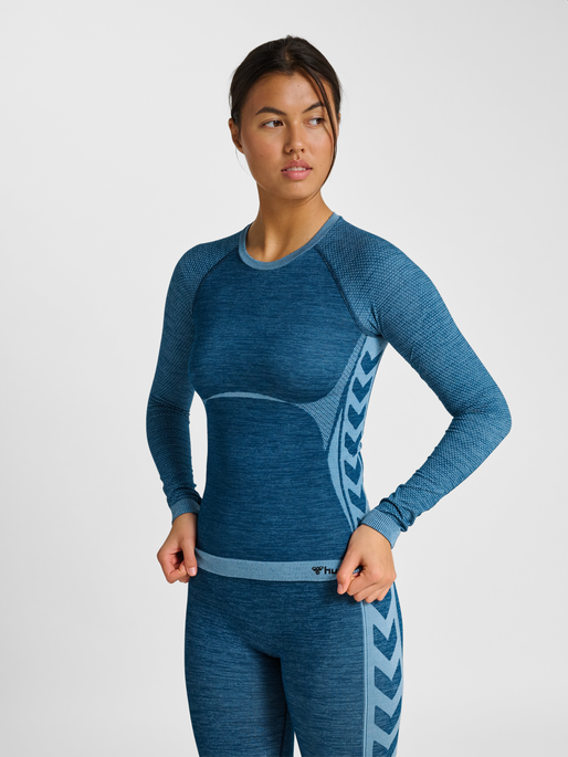 hmlCLEA SEAMLESS TIGHT T-SHIRT L/S, NAVY PEONY/FADED DENIM, model