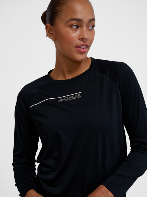 hmlCOURT LIGHT WEIGHT T-SHIRT L/S W, BLACK, model