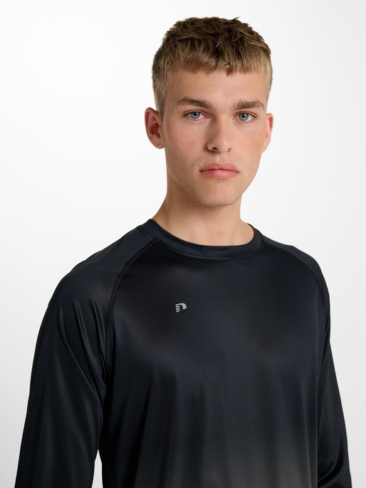 nwlBEAT GRADIENT T-SHIRT L/S, BLACK IRIS, model