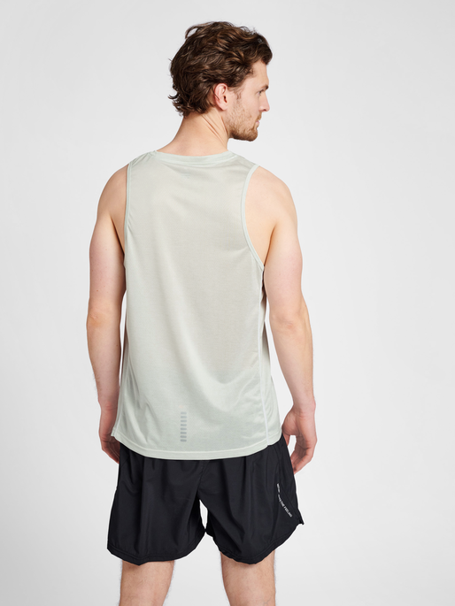 MEN RUNNING SINGLET, OYSTER MUSHROOM MELANGE, model