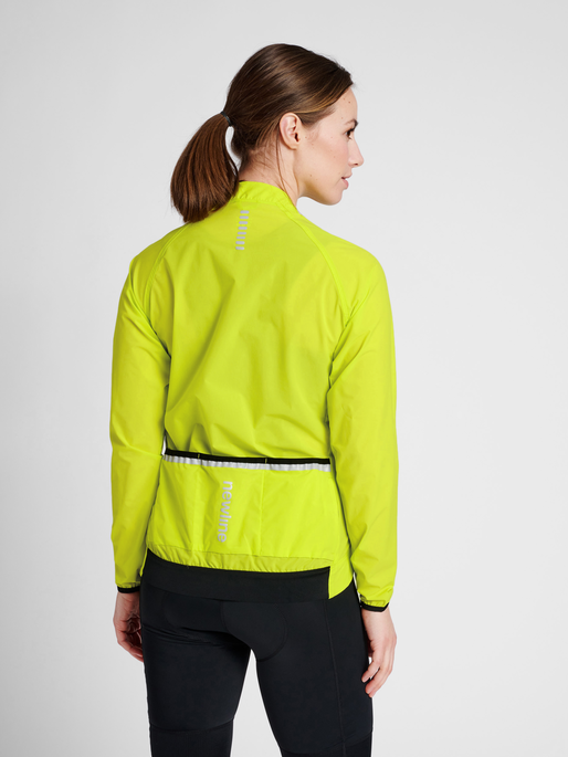 WOMENS CORE BIKE JACKET, EVENING PRIMROSE, model