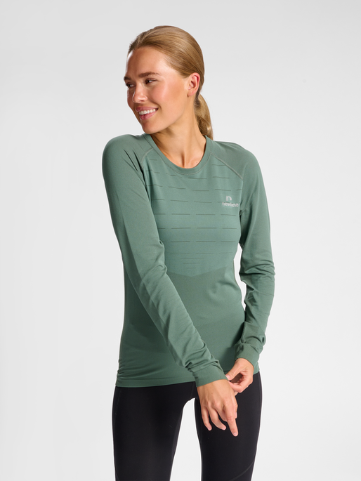 nwlPACE LS SEAMLESS WOMAN, LAUREL WREATH, model