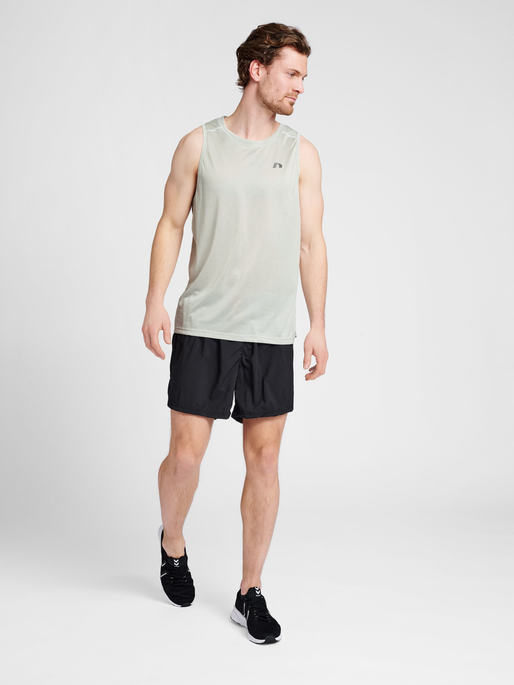 MEN RUNNING SINGLET, OYSTER MUSHROOM MELANGE, model