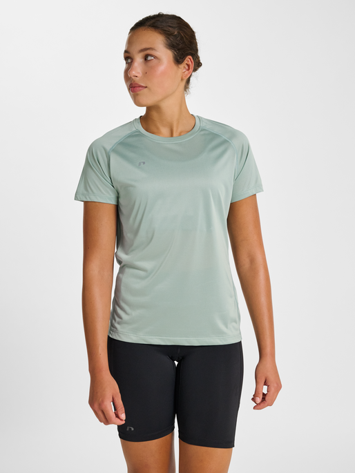 nwlBEAT W T-SHIRT, GREEN MILIEU, model