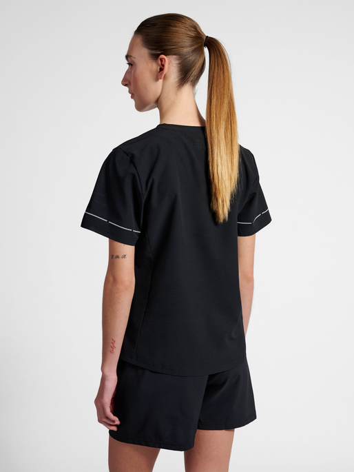 nwlBREATHE W T-SHIRT, BLACK, model