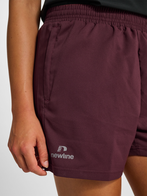 nwlMAX ZIP POCKET SHORTS W, DECADENT CHOCOLATE, model
