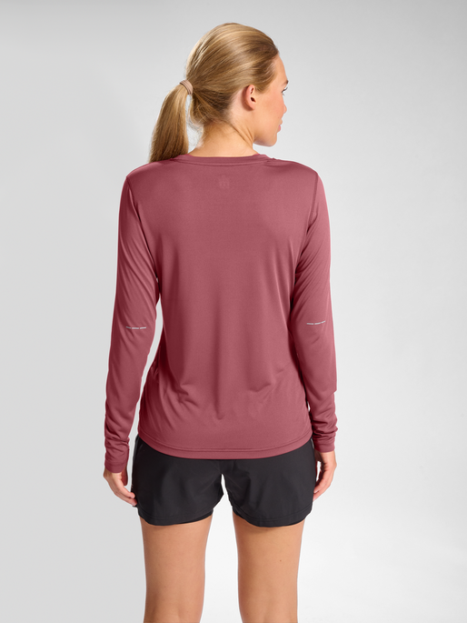 nwlBEAT LS TEE WOMAN, MAROON, model