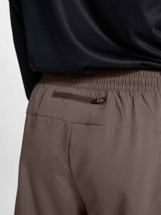 nwlMAX ZIP POCKET SHORTS, FALCON, model