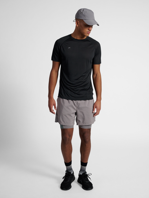 nwlBEAT T-SHIRT, BLACK, model