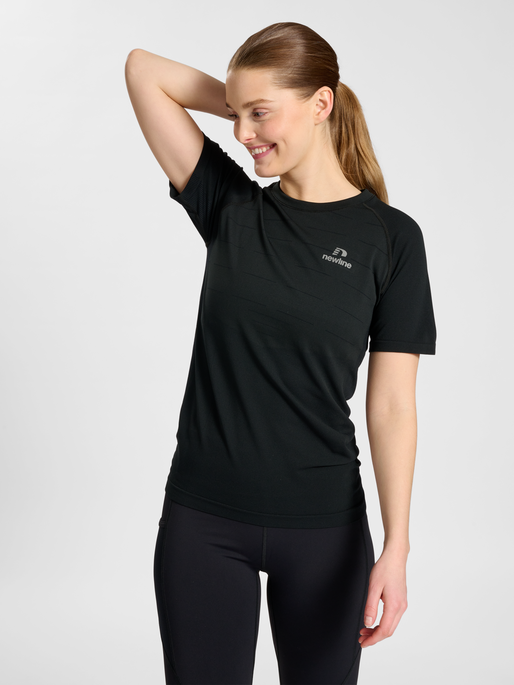 nwlRIVERSIDE SEAMLESS T-SHIRT S/S W, BLACK, model