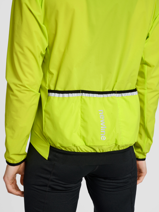 MENS CORE BIKE JACKET, EVENING PRIMROSE, model