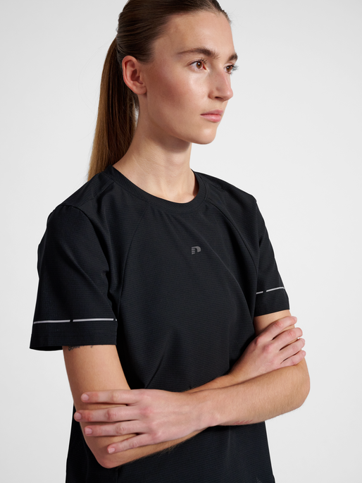 nwlBREATHE W T-SHIRT, BLACK, model