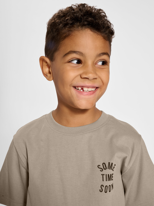 stsREVOLUTION T-SHIRT S/S, ROASTED CASHEW, model