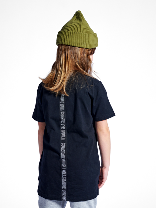 stsMONUMENT T-SHIRT S/S, BLACK, model