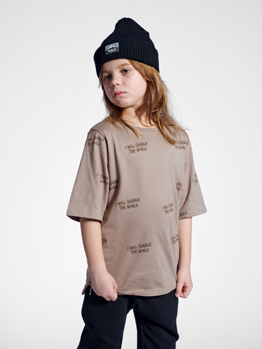 stsMILOS T-SHIRT S/S, SEPIA TINT, model