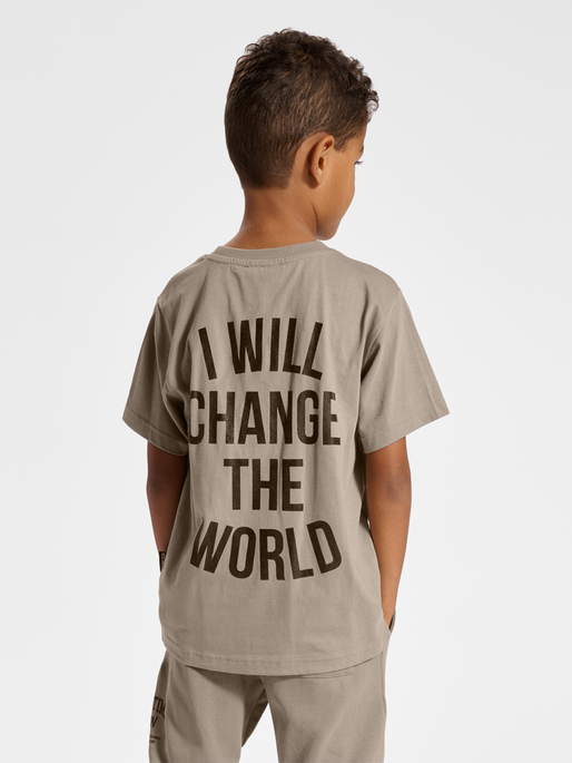 stsREVOLUTION T-SHIRT S/S, ROASTED CASHEW, model